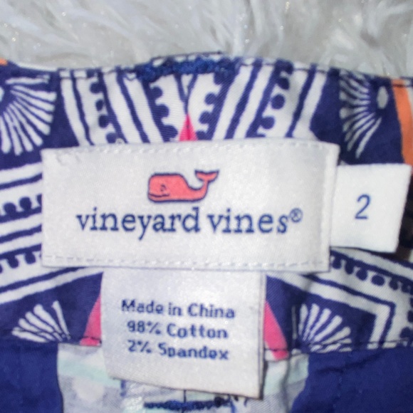 Vibrant Vineyard Vines Shorts in Excellent Condition - Picture 8 of 8